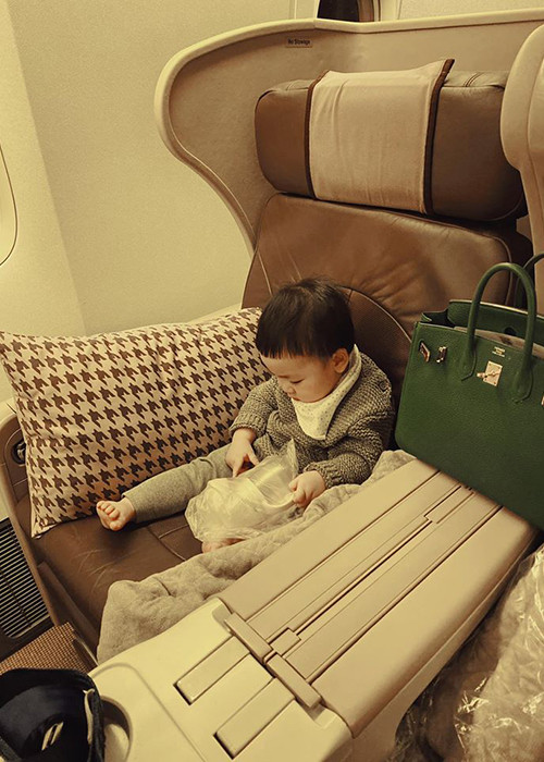 Con trai Tú Anh hiện đã lớn phổng phao dù mới hơn 1 tuổi.