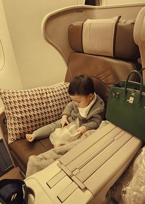 Con trai Tú Anh hiện đã lớn phổng phao dù mới hơn 1 tuổi.