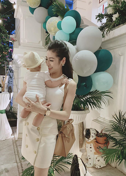 Sau khi lấy chồng, trở thành mẹ, Tú Anh ngày càng đảm đang.