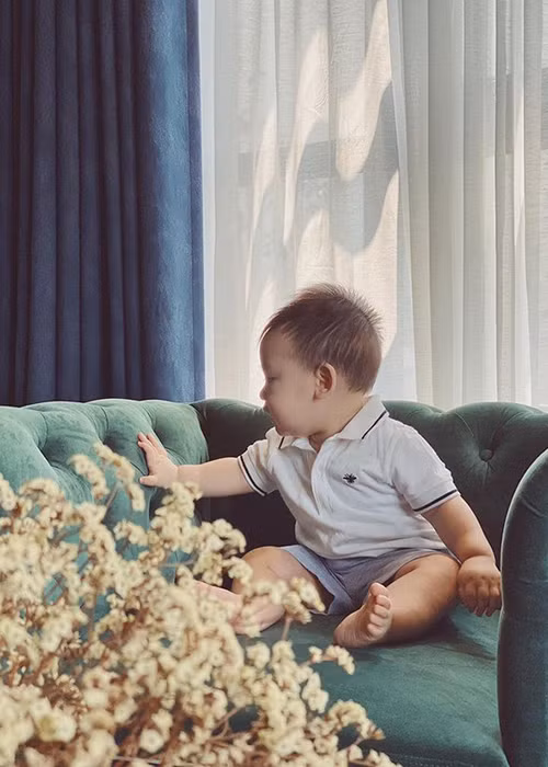 Quý tử nhà Tú Anh trông bụ bẫm, đáng yêu.