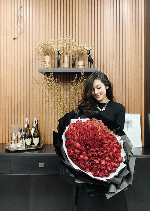 Tú Anh cho biết, Gia Lộc thường xuyên chở cô đi ăn sáng, đêm hôm vẫn làm đồ ăn khi cô đang bầu bí và tặng quà mỗi dịp lễ.