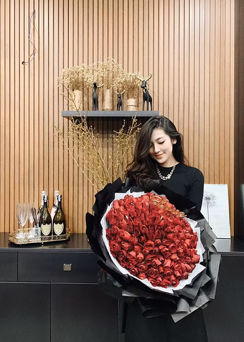 Tú Anh cho biết, Gia Lộc thường xuyên chở cô đi ăn sáng, đêm hôm vẫn làm đồ ăn khi cô đang bầu bí và tặng quà mỗi dịp lễ.