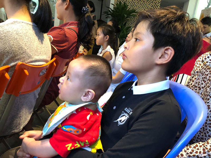 Bé Tết luôn được anh trai - bé Cà Phê cưng nựng.