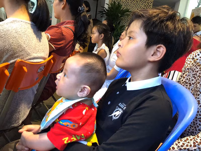 Bé Tết luôn được anh trai - bé Cà Phê cưng nựng.