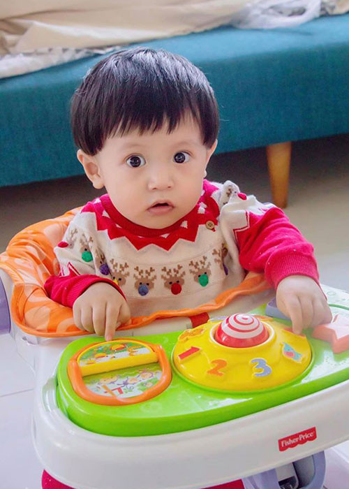 Vợ chồng Thanh Thúy thuê người giúp việc chăm sóc các con. Tuy nhiên, người chăm sóc chính vẫn là Thanh Thúy.