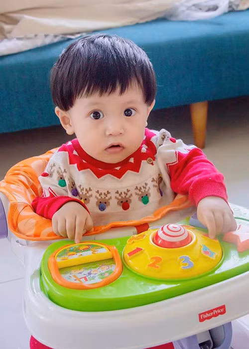 Vợ chồng Thanh Thúy thuê người giúp việc chăm sóc các con. Tuy nhiên, người chăm sóc chính vẫn là Thanh Thúy.