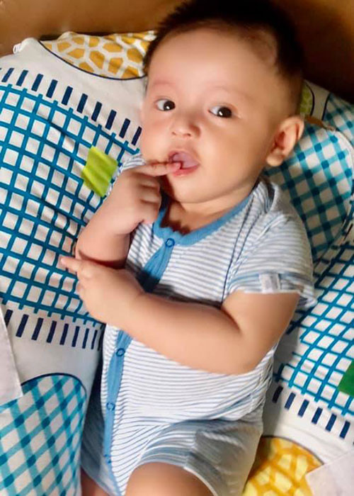 Đức Thịnh chia sẻ khoảnh khắc đáng yêu của con trai thứ 2 kèm chia sẻ hài hước bé đang làm duyên.