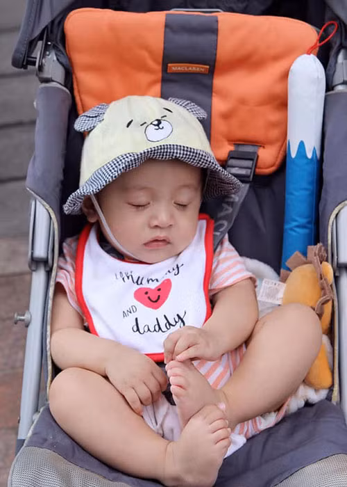 Người hâm mộ "đứng ngồi không yên" trước những biểu cảm quá đỗi hài hước của bé Tết.