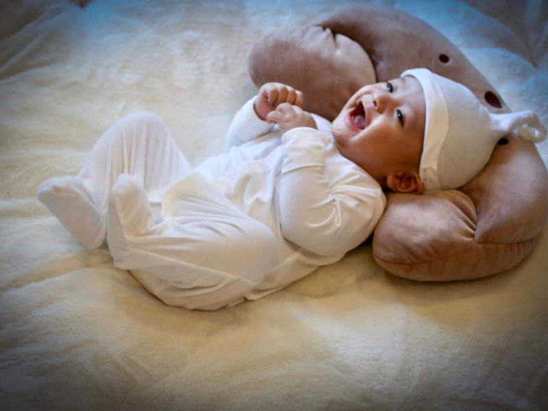 Hình ảnh quý tử thứ hai nhà Thanh Thúy cười toe toét.