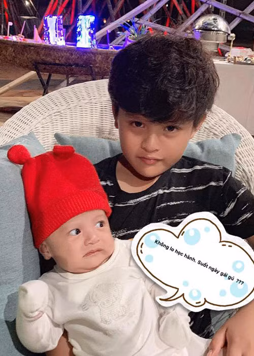 Vẻ đáng yêu, lanh lợi của bé Tết khiến nhiều cư dân mạng thích thú.