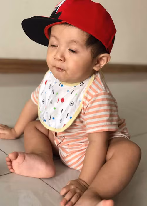 Cậu nhóc bị bố mẹ chụp bất kể khi thức hay ngủ.