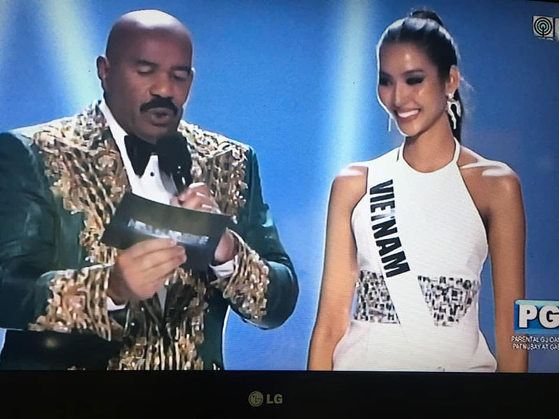 Hoàng Thùy chia sẻ trước khán giả về câu thành ngữ "Có công mài sắc có ngày nên kim" và câu chuyện cô từng bán hàng rong tại chung kết.