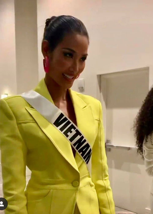 Hoàng Thùy thể hiện khả năng giao tiếp tiếng Anh mọi lúc mọi nơi và luôn xuất hiện chỉn chu.