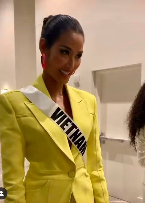 Hoàng Thùy thể hiện khả năng giao tiếp tiếng Anh mọi lúc mọi nơi và luôn xuất hiện chỉn chu.