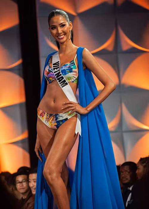 Hình ảnh Hoàng Thùy khoe vóc dáng gợi cảm trong phần thi trang phục áo tắm.