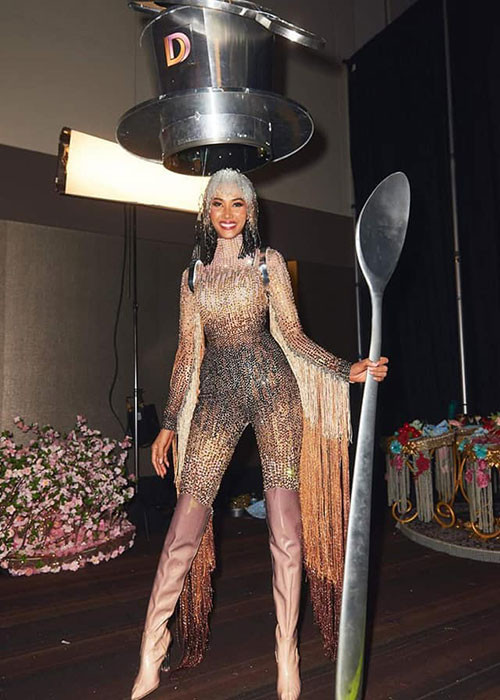 Đại diện Việt Nam trình diễn trang phục dân tộc "Cafe phin sữa đá" tại bán kết.