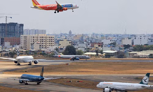 Lien tiep phat hien may bay bi rach lop khi ha canh tai san bay Noi Bai