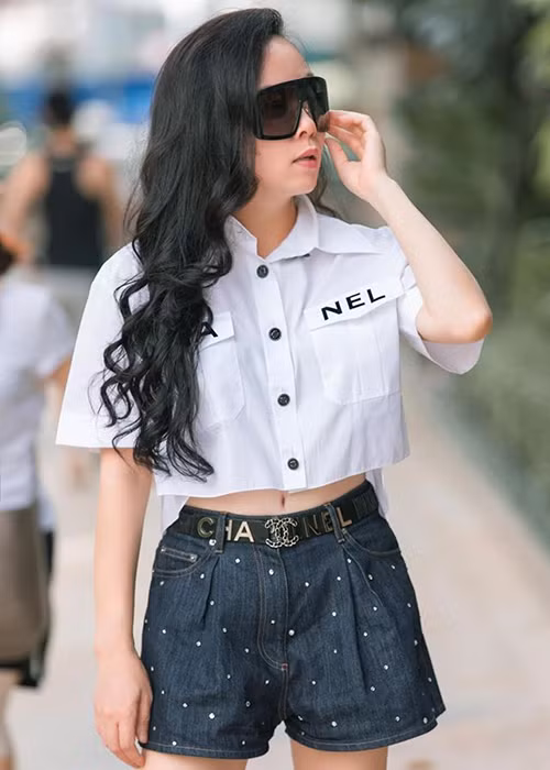 Sau khi công khai hẹn hò Quách Ngọc Ngoan, Phượng Chanel được nhiều người khen trẻ trung trông thấy.