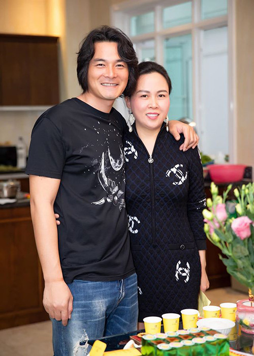 Cách đây 4 năm, Quách Ngọc Ngoan từng vướng tin đồn xăm gương mặt của Phượng Chanel trên ngực.