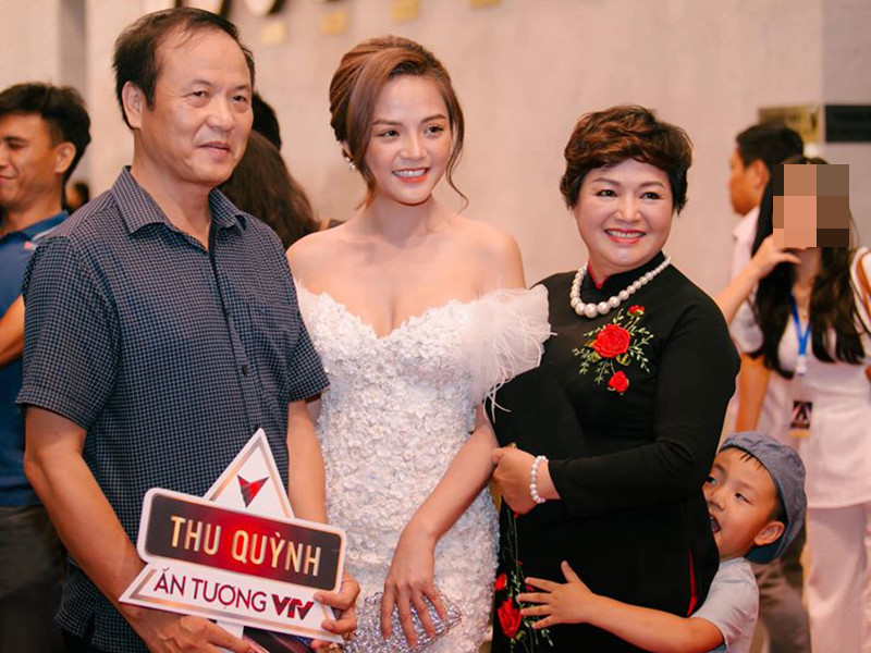 Năm 2018- 2019, diễn viên Thu Quỳnh nổi lên nhờ vai diễn My trong "Quỳnh búp bê" và Huệ trong "Về nhà đi con". Về đời tư, tính đến nay, cô làm mẹ đơn thân đã được 4 năm sau khi ly hôn Chí Nhân.