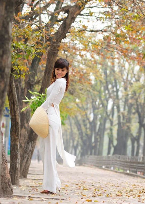 Sau khi tốt nghiệp trung học phổ thông, cô thi vào khoa diễn viên của trường Đại học Sân khấu Điện ảnh Hà Nội.