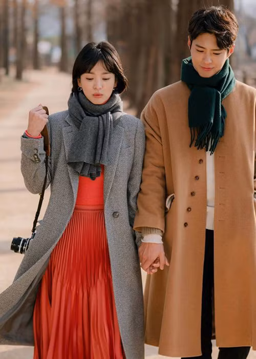 Trước đó, khi tuyên bố ly hôn Song Joong Ki, Song Hye Kyo bị đồn phim giả tình thật với Park Bo Gum. Ngay lập tức, phía Park Bo Gum phủ nhận.