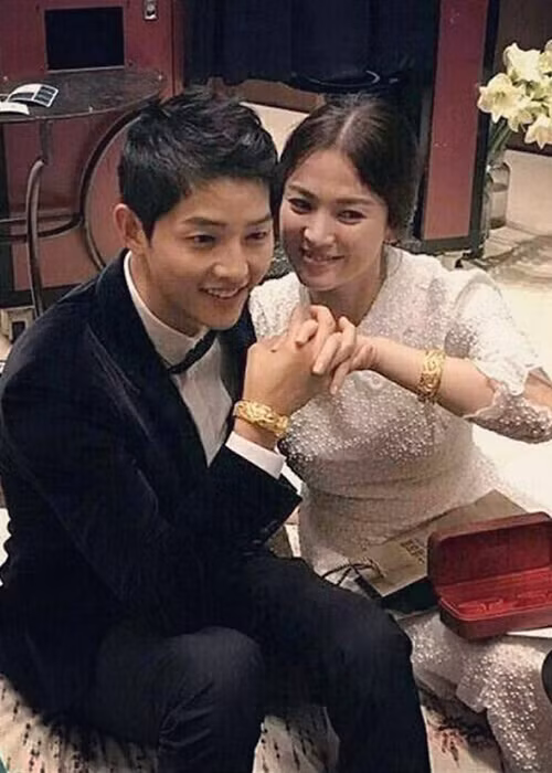 Tuy nhiên, tờ WIKITREE dẫn lời của một nguồn tin thân cận trong giới giải trí rằng khả năng tái hợp của Song Hye Kyo và Song Joong Ki là 0%.