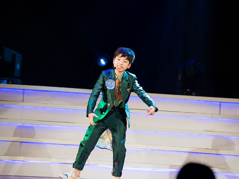 Trong bán kết, con trai của Hoàng Tùng - Kiều Ngân thể hiện ca khúc “Idol” của BTS.