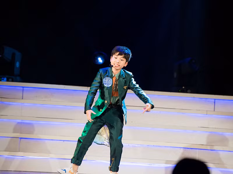 Trong bán kết, con trai của Hoàng Tùng - Kiều Ngân thể hiện ca khúc “Idol” của BTS.