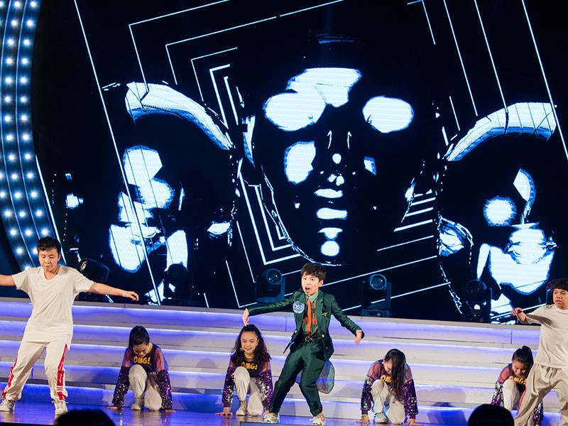 Chí Bách thể hiện vũ đạo nhuần nhuyễn, “bắn” rap.