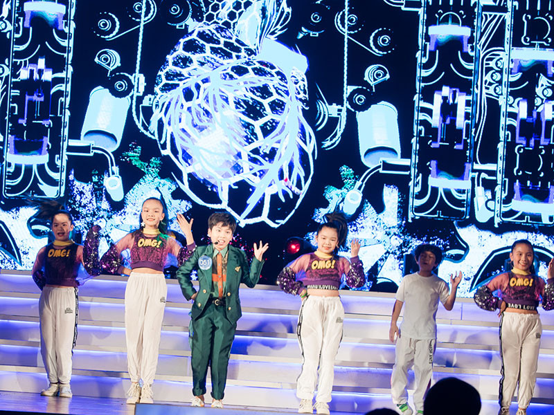 Cậu nhóc vừa bước ra sân khấu đã nhận được những tràng pháo tay giòn giã của khán giả.