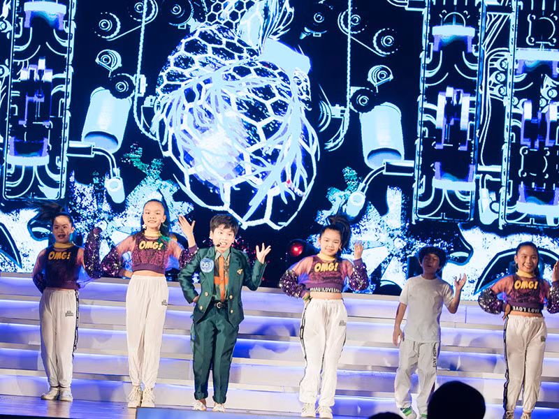 Cậu nhóc vừa bước ra sân khấu đã nhận được những tràng pháo tay giòn giã của khán giả.