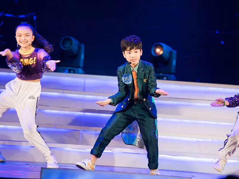 Top 10 lọt vào chung kết cuộc thi có tên Nguyễn Hoàng Chí Bách - con trai của ca sĩ Hoàng Tùng và BTV Kiều Ngân.