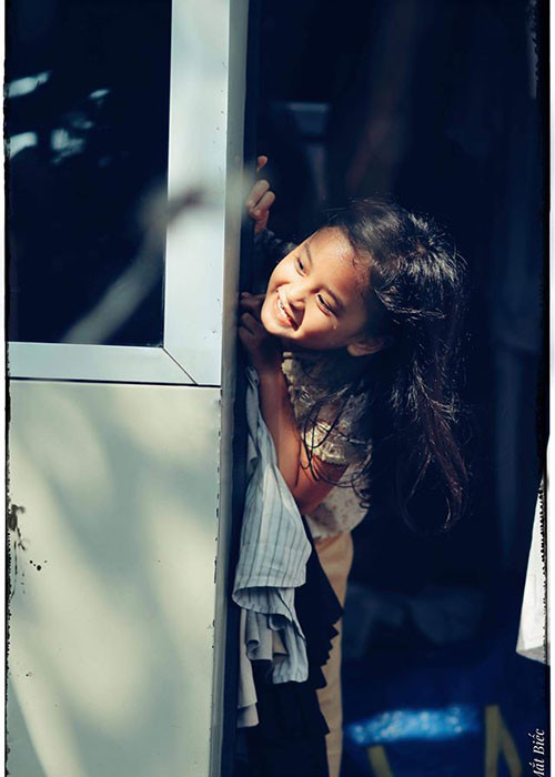 Trong "Mắt biếc", Mona Bảo Tiên đóng vai Trà Long lúc vào lớp 1.