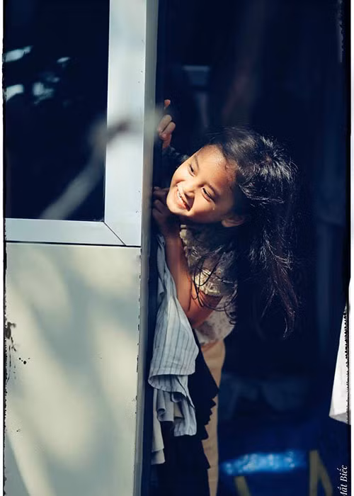 Trong "Mắt biếc", Mona Bảo Tiên đóng vai Trà Long lúc vào lớp 1.