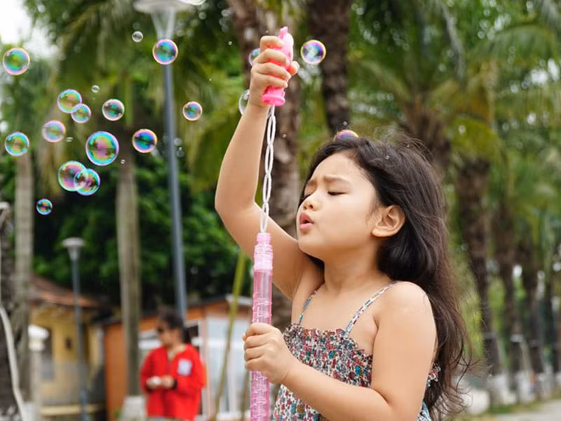 Cô nhóc tham gia nhiều chương trình quảng cáo, truyền hình, game show thực tế, các MV ca nhạc.