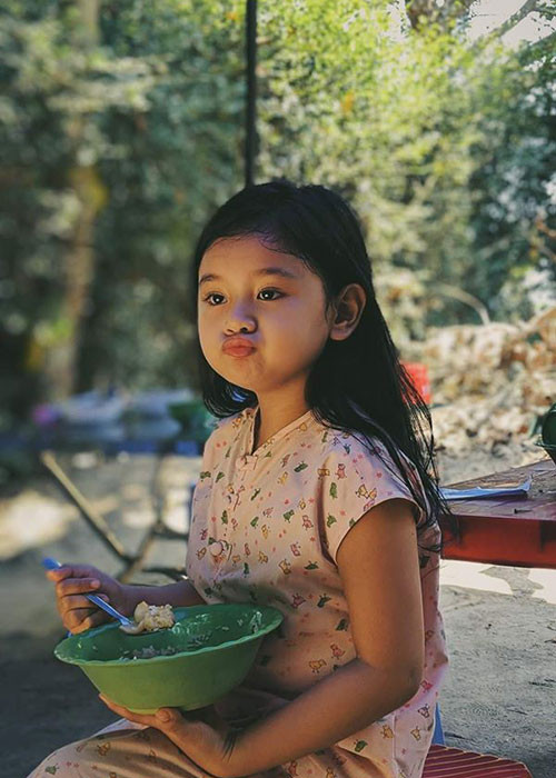 Khoảnh khắc đáng yêu của Bảo Tiên trên phim trường "Mắt biếc".