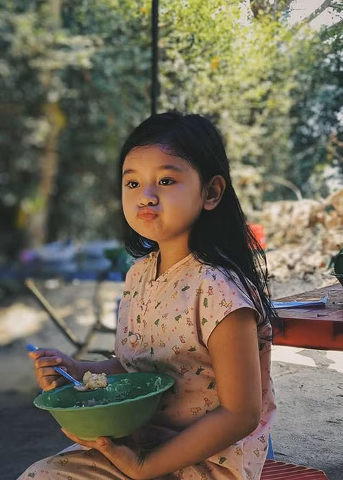 Khoảnh khắc đáng yêu của Bảo Tiên trên phim trường "Mắt biếc".