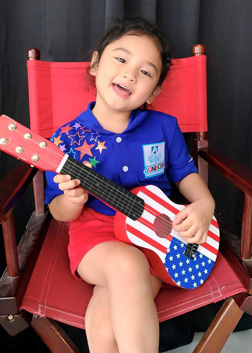 Được biết, ngoài học catwalk, Bảo Tiên còn được bố mẹ cho học lớp tiếng Anh, học nhảy, đàn piano.