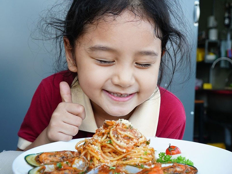 Sao nhí phim "Mắt biếc" được bố mẹ hết mực ủng hộ theo đuổi nghệ thuật. Thậm chí, bố của Bảo Tiên bỏ công việc tại một bệnh viện để có thời gian đưa đón Bảo Tiên đi quay.