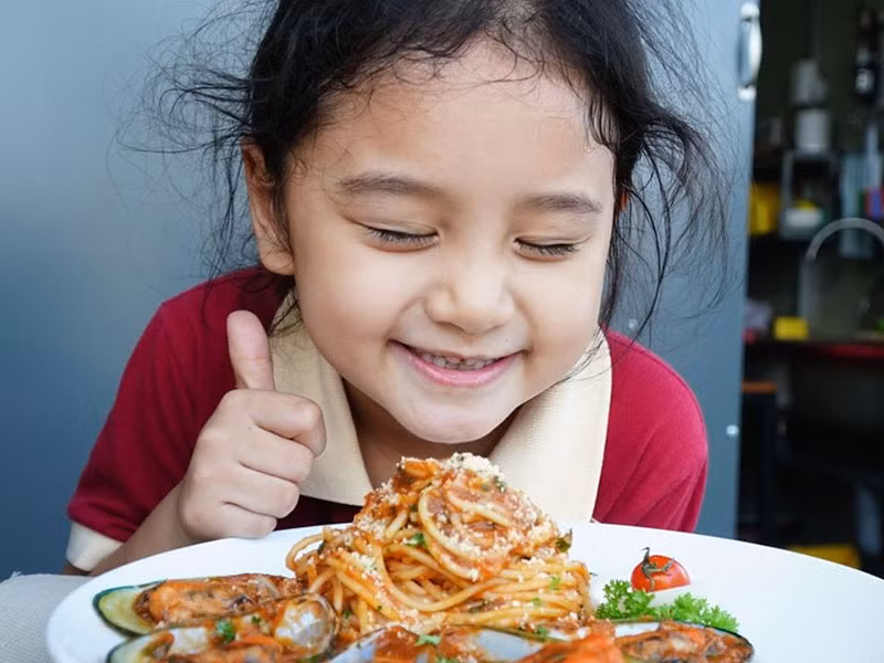 Sao nhí phim "Mắt biếc" được bố mẹ hết mực ủng hộ theo đuổi nghệ thuật. Thậm chí, bố của Bảo Tiên bỏ công việc tại một bệnh viện để có thời gian đưa đón Bảo Tiên đi quay.