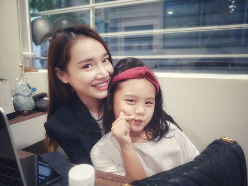 Bảo Tiên được nhiều nghệ sĩ yêu mến bởi vẻ đáng yêu.