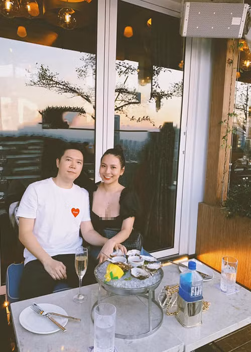 Thu Trang dù không hoạt động nghệ thuật nhưng sở hữu nhan sắc không kém một hot girl.