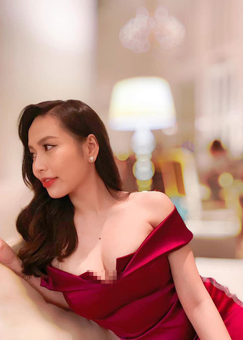 Bà xã của Lê Hiếu sở hữu vóc dáng vô cùng gợi cảm.