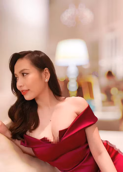 Bà xã của Lê Hiếu sở hữu vóc dáng vô cùng gợi cảm.