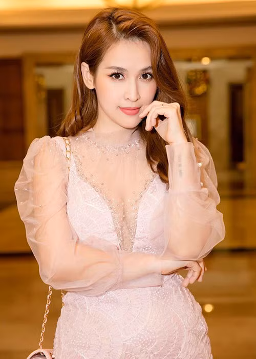 Tú Vi sinh con gái vào năm 2018. Hiện tại, vóc dáng của cô đã trở về như thời còn con gái.