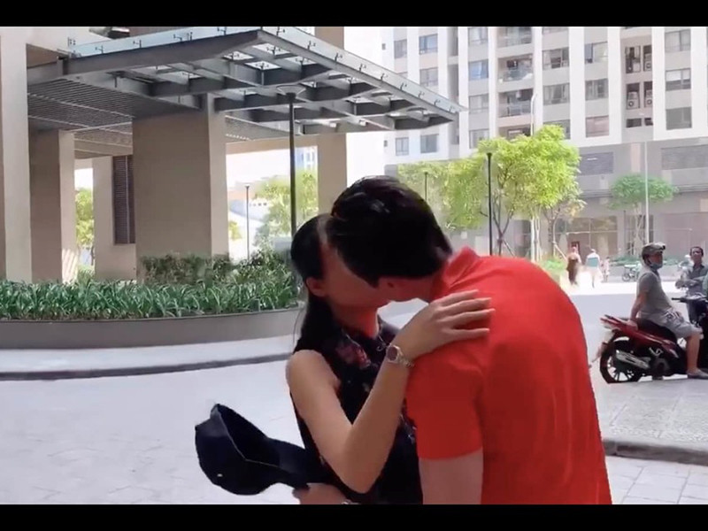 Hoàng Oanh diện chiếc váy suông, vóc dáng có phần mập mạp khi tiễn ông xã về Singapore. Ảnh: Yan