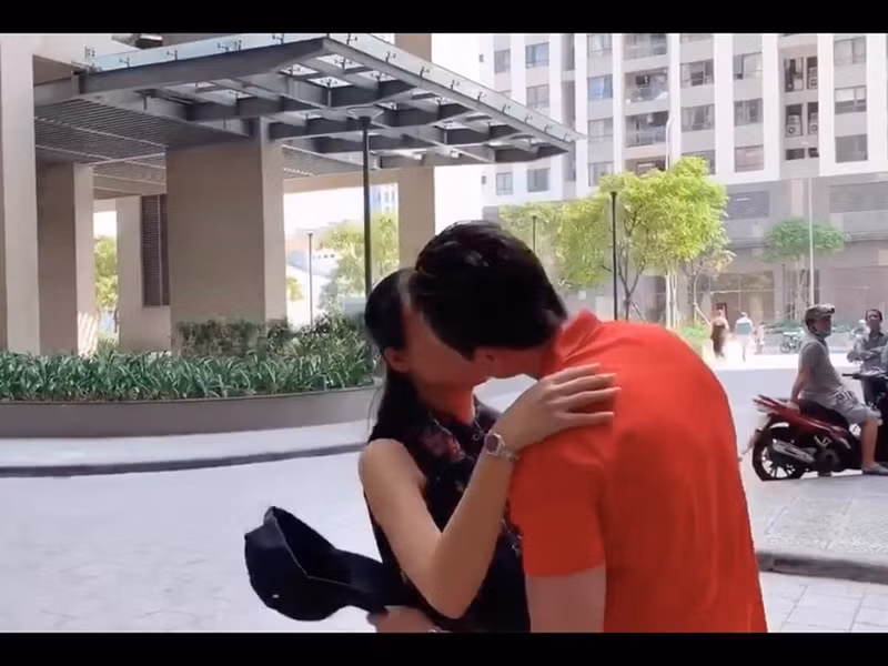 Hoàng Oanh diện chiếc váy suông, vóc dáng có phần mập mạp khi tiễn ông xã về Singapore. Ảnh: Yan