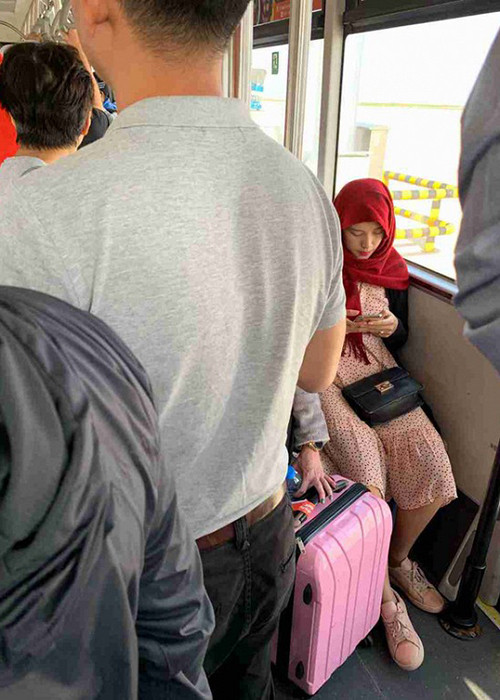 Hoàng Oanh mặc trang phục rộng, nhưng vòng 2 của cô vẫn gây chú ý vì lớn bất thường. Ảnh: Thời đại plus