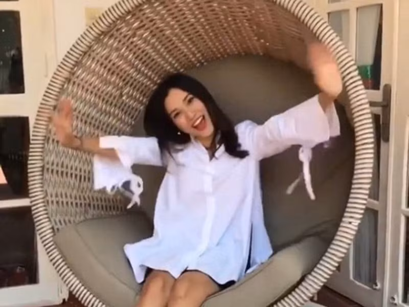 Trong một buổi tiệc với hội bạn thân, Hoàng Oanh tiếp tục chọn mặc chiếc áo rộng. Ảnh: Ngôi sao